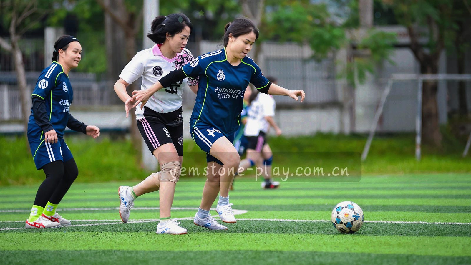 深靛蓝背景上祖母绿与香槟金切面折射出的光斑特写